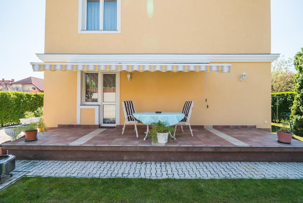 Pezsgőfürdő a Korponyi Villa kertjében