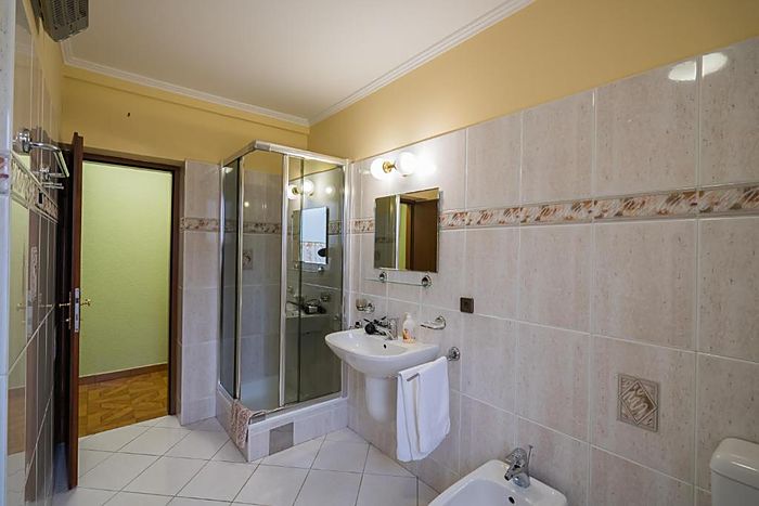 Deluxe apartman nappalija kanapéval és tévével